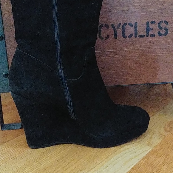 A pair of Coconuts blk boot w/ grey faux fur trim - Picture 9 of 11
